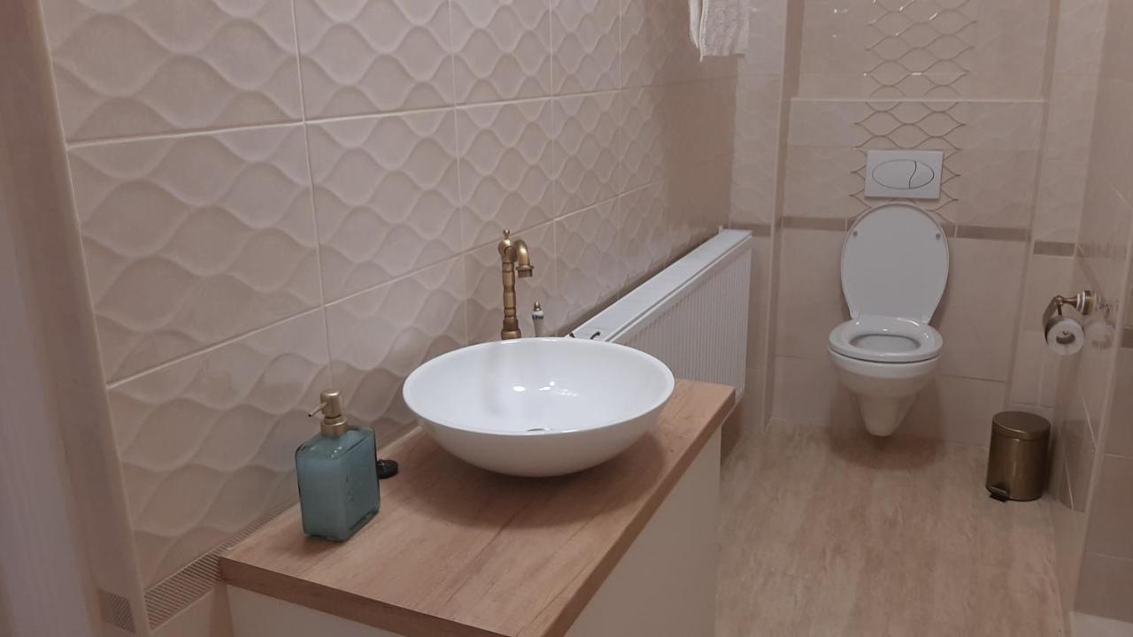 Glamour Apartman Gyula Esterno foto