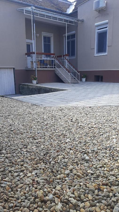Glamour Apartman Gyula Esterno foto